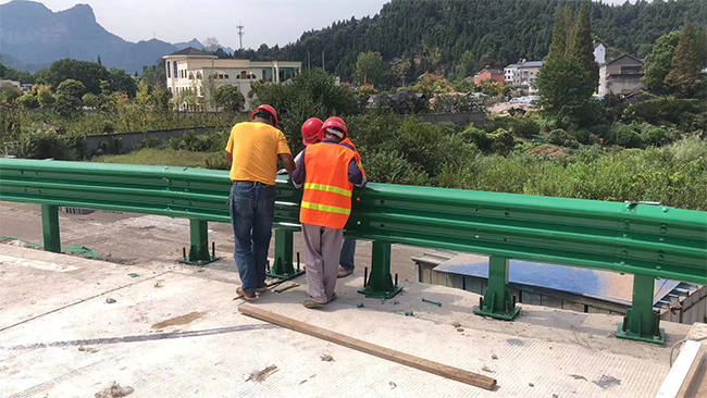 淄博高速公路护栏板的维护确保道路安全的关键环节